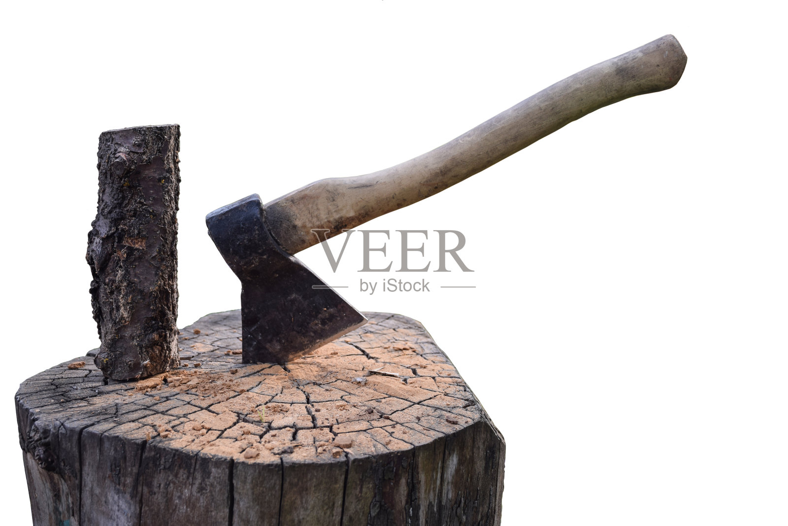 斧头被打入一个白色背景的木制甲板上，甲板上也有一根原木照片摄影图片