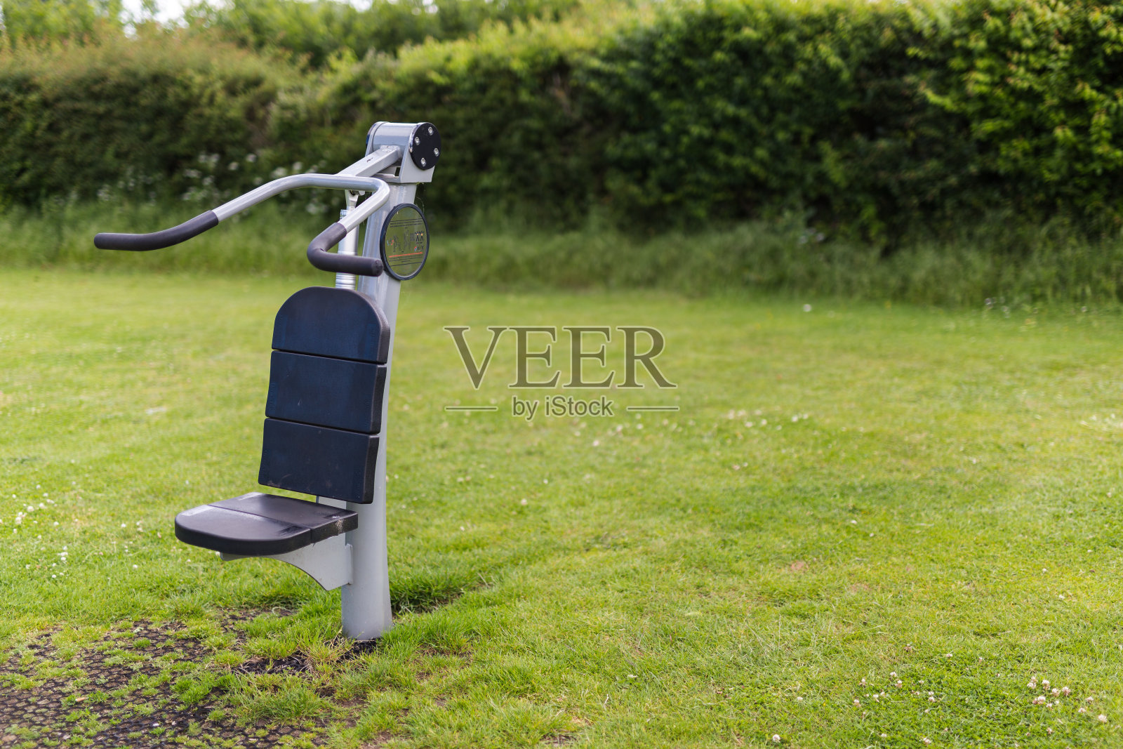 公园内的户外健身器材，老少皆宜，免费使用照片摄影图片