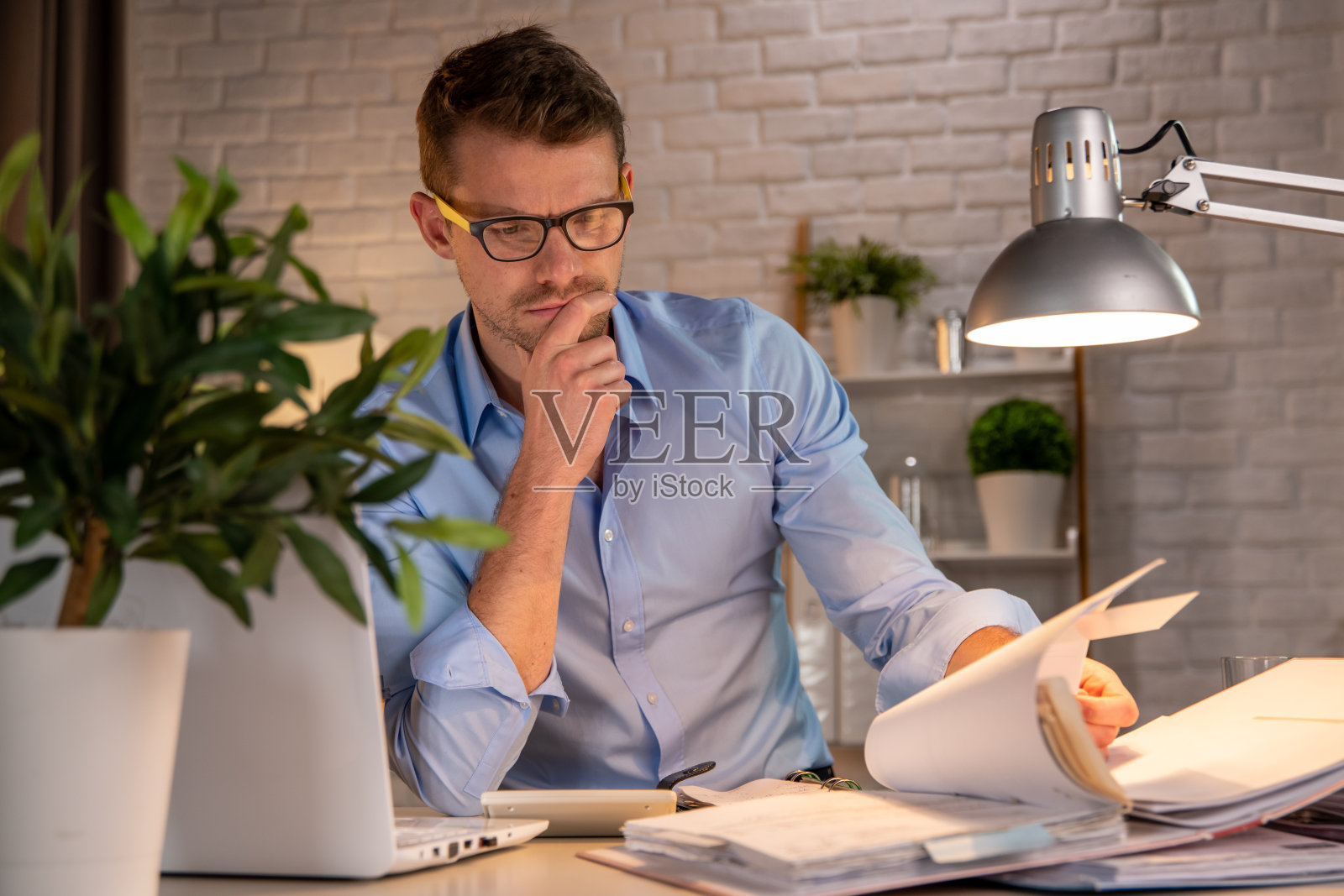 年轻聪明的商人在家里处理文件照片摄影图片