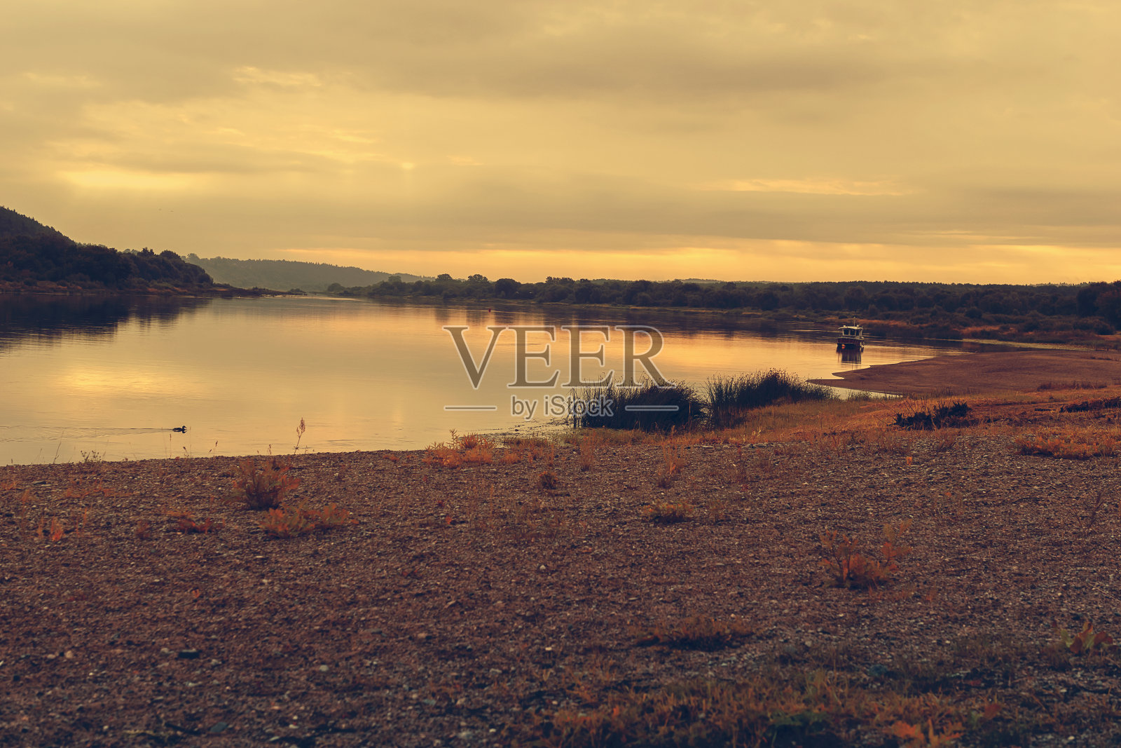 早晨在河边的美丽灯光。照片摄影图片