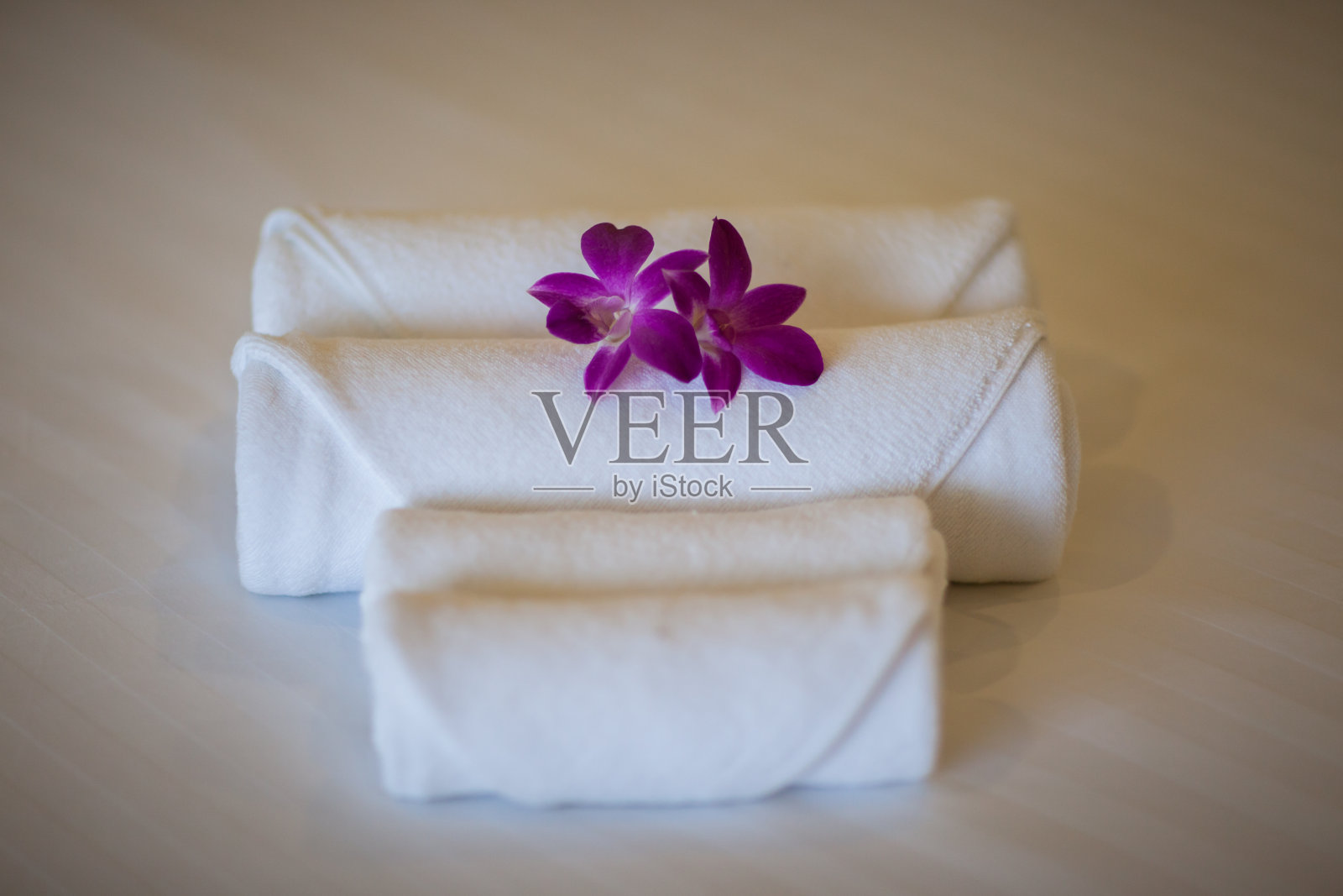 床上白毛巾照片摄影图片