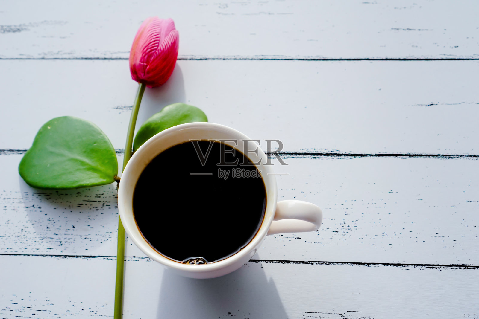 清晨的咖啡和鲜花，留给你留言的空间。照片摄影图片