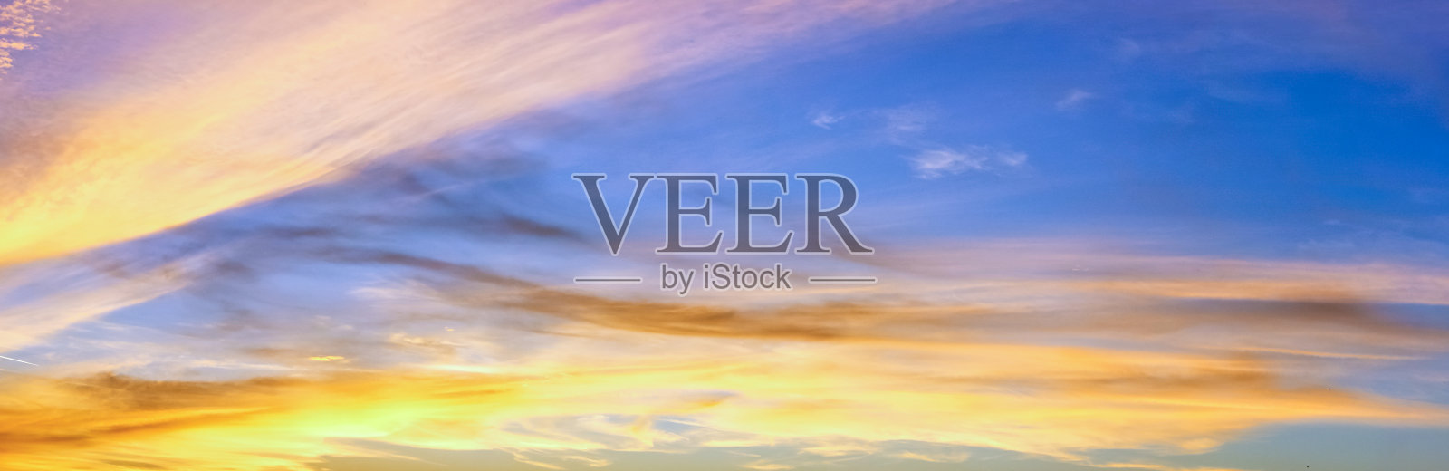 美丽的高分辨率全景图的橙色和红色的晚霞在晚上的天空照片摄影图片