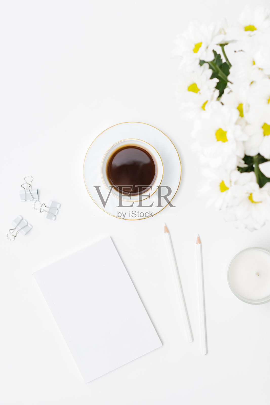 白色笔记本，白色的花，白色背景上的一杯咖啡照片摄影图片