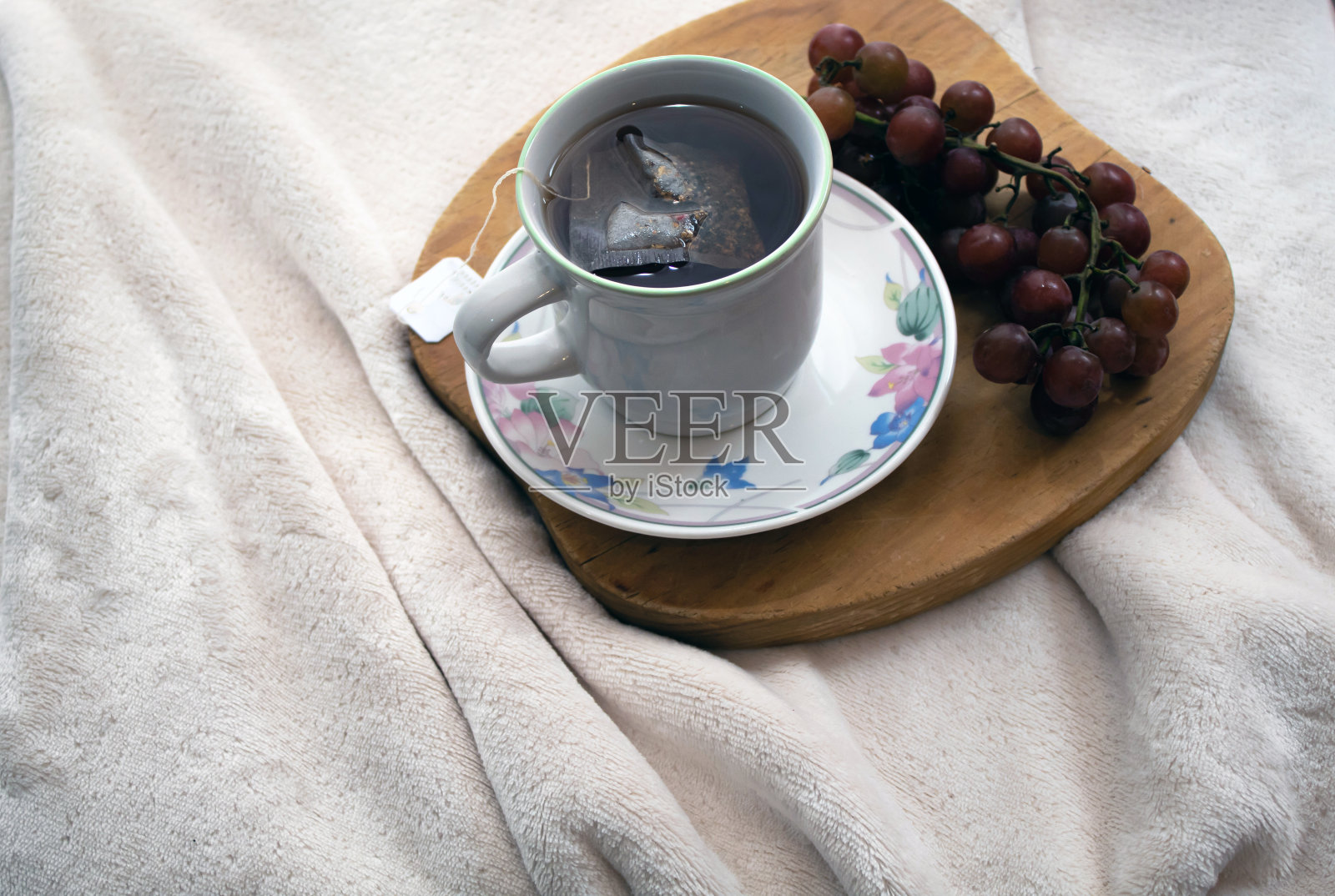 鲜花茶杯，葡萄和牡丹准备放松照片摄影图片