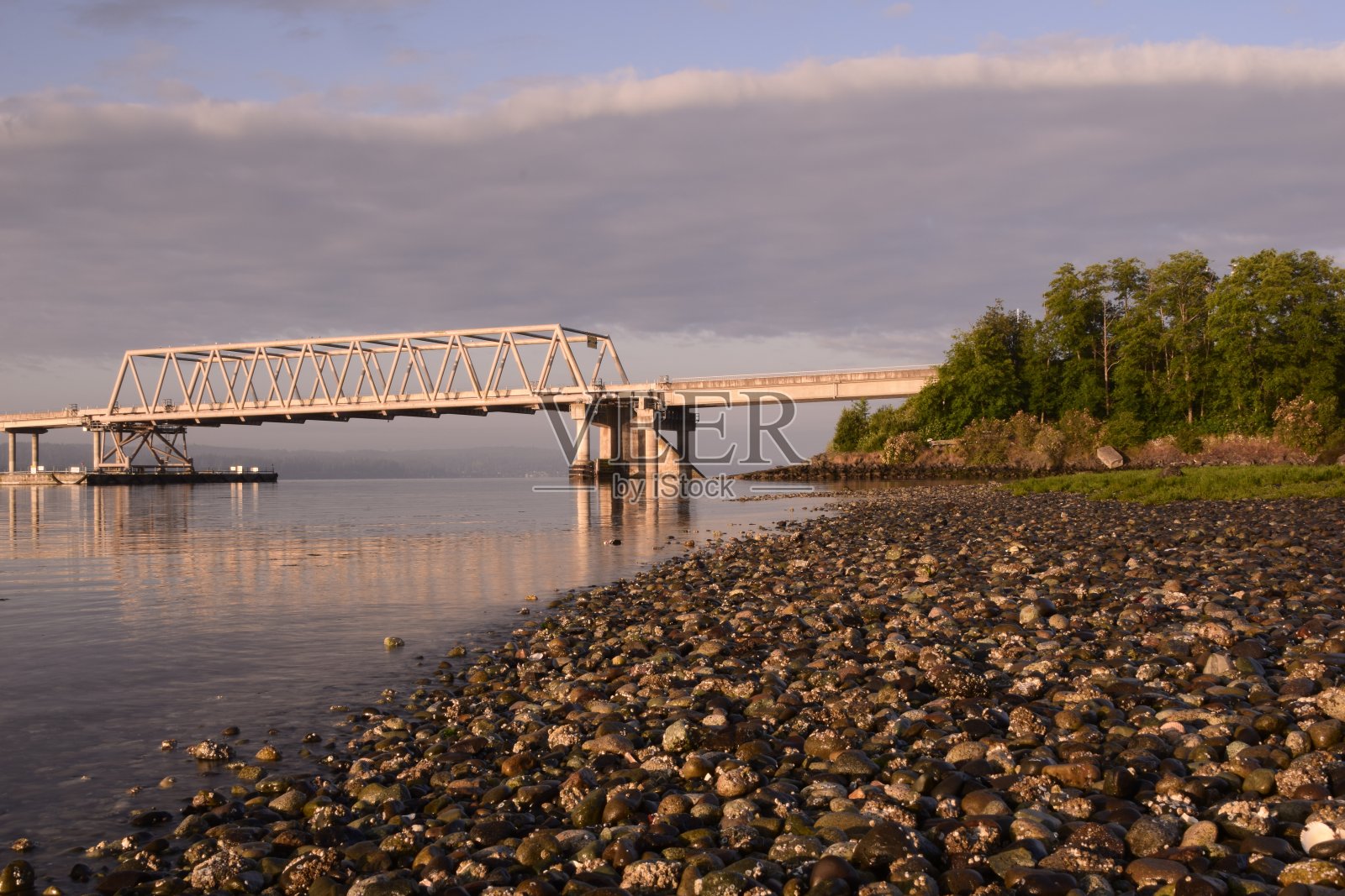 低角度的大桥梁从海岸在日出照片摄影图片