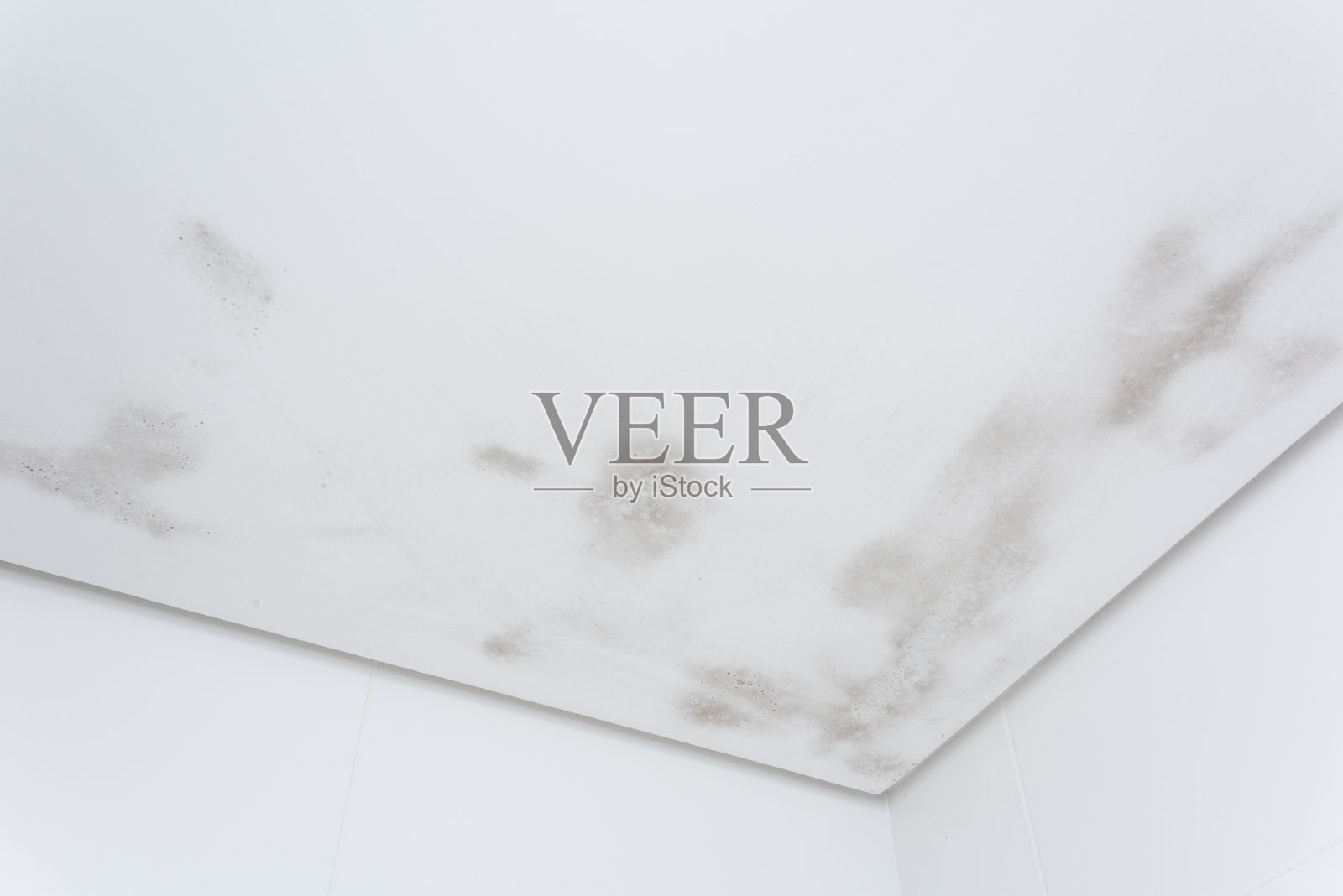 开始在浴室天花板上堆积霉菌，仍然用简单的清洁方法照片摄影图片