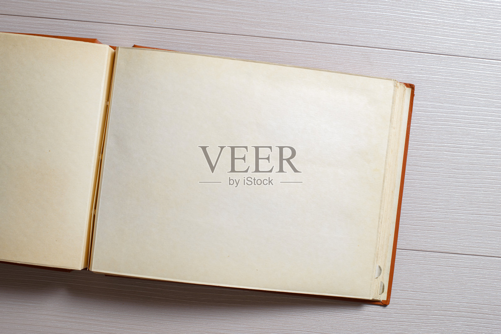 一本旧的褪色的相册或相册，封面是红色的，背景是黄色的。照片摄影图片