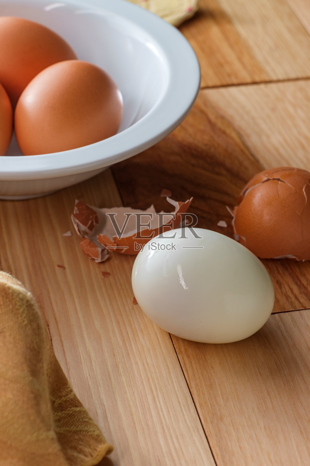 剥煮熟的蛋照片摄影图片