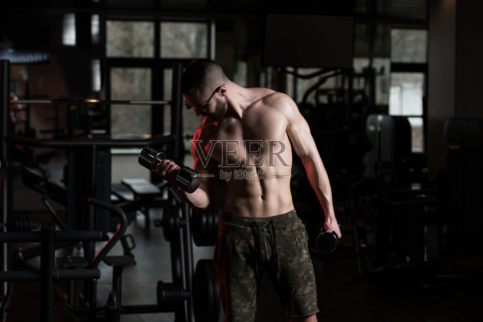 用哑铃锻炼二头肌的极客照片摄影图片