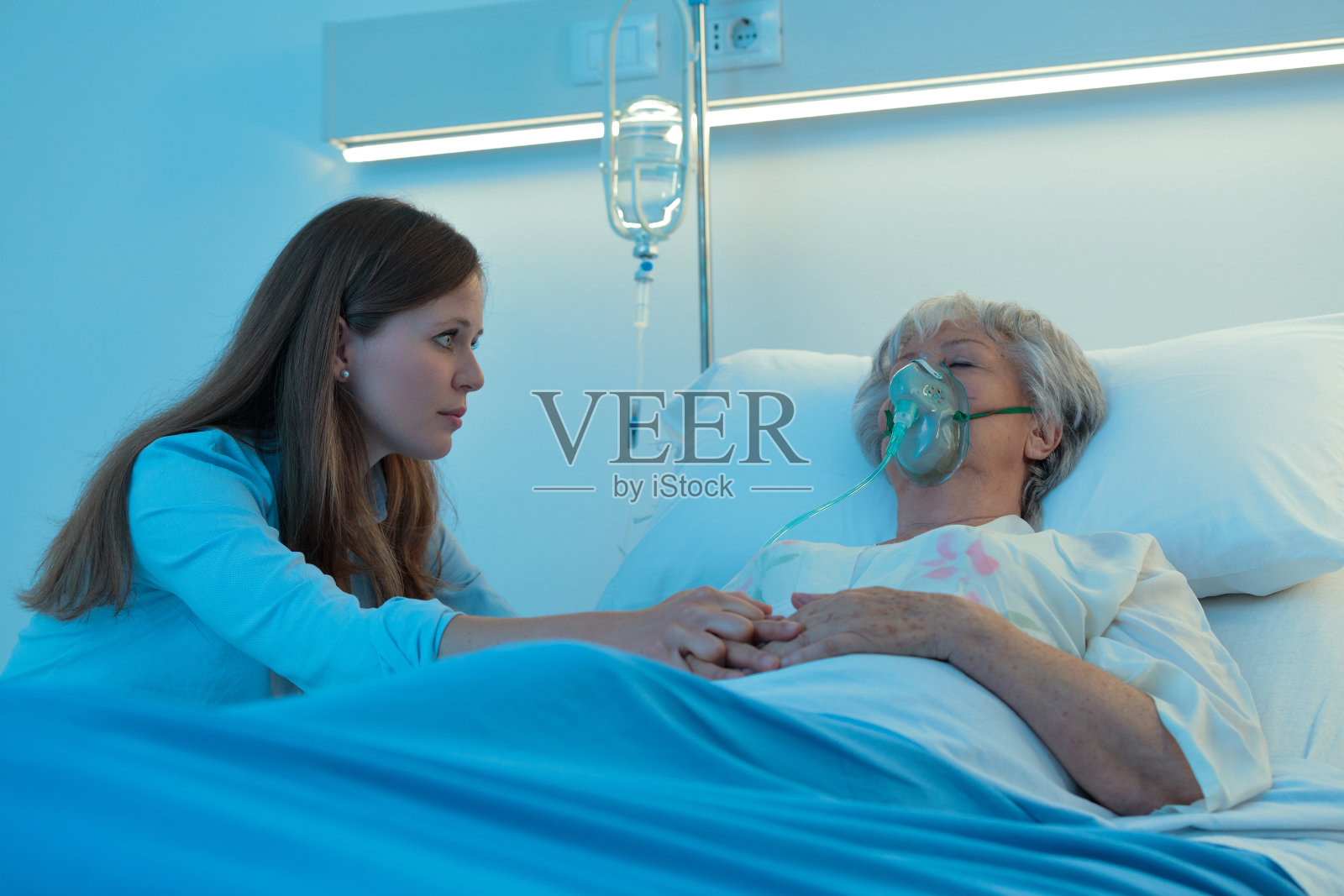 担心的女儿和她的母亲在医院照片摄影图片