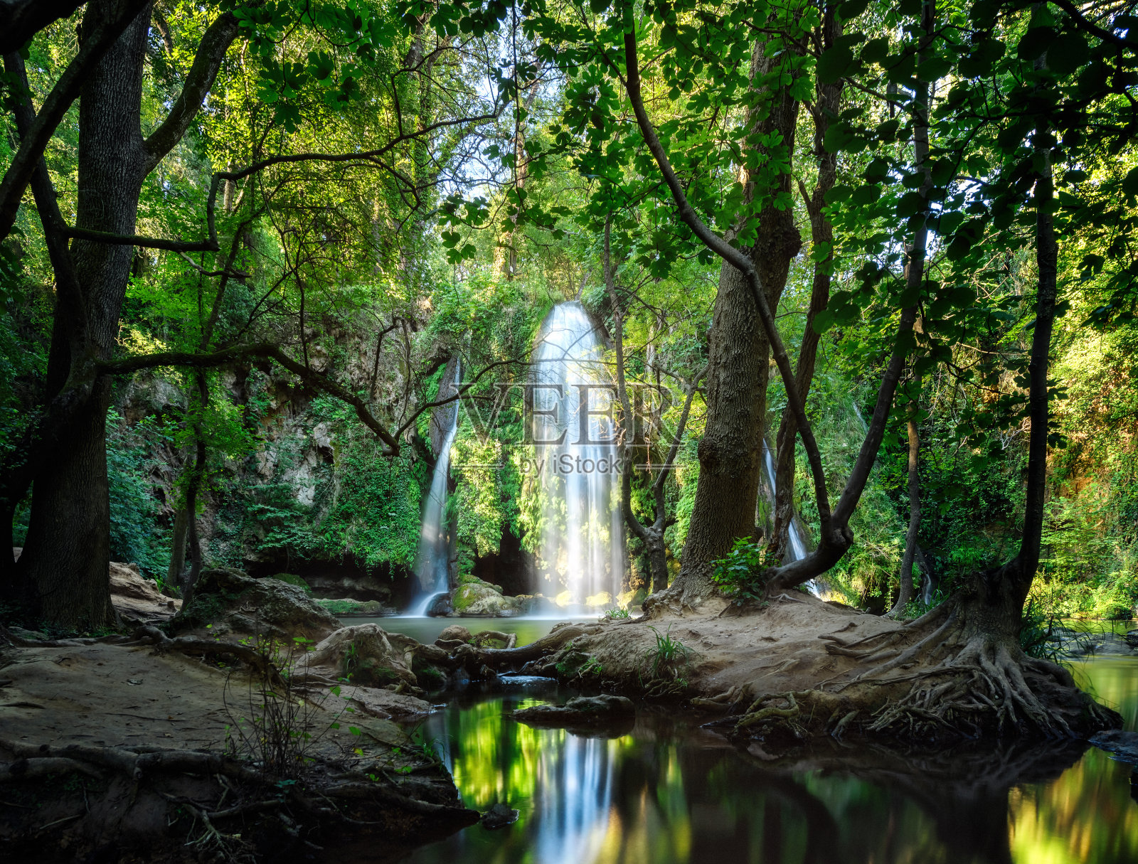 瀑布在山林中照片摄影图片