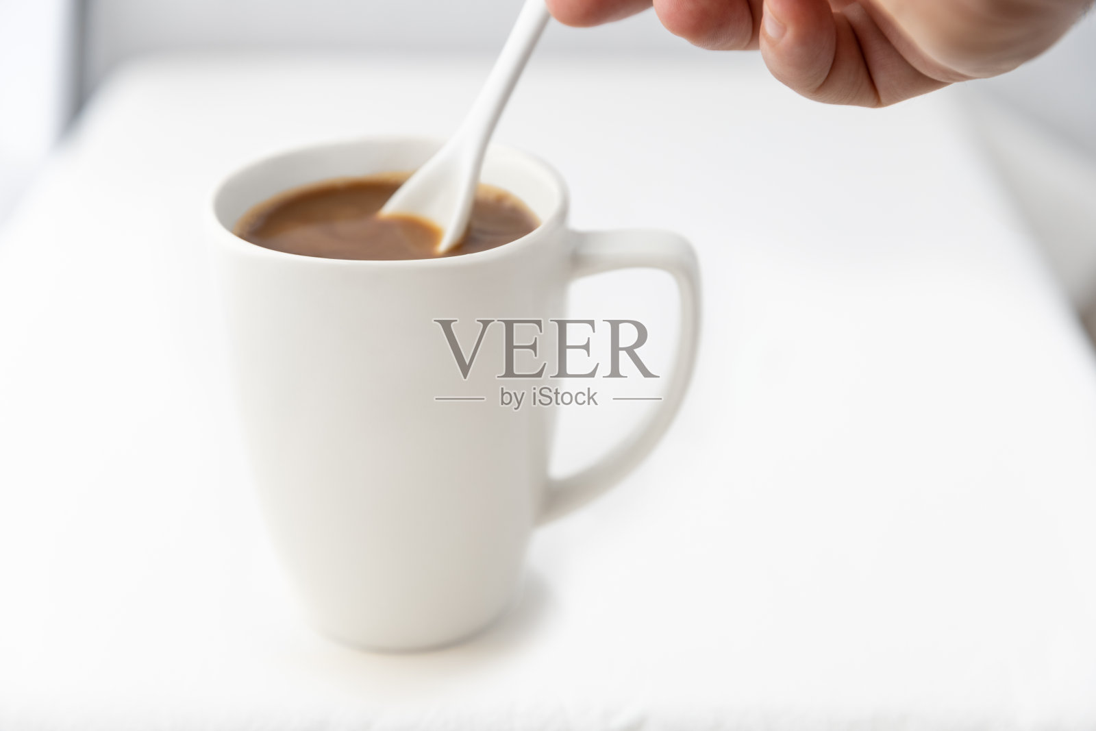 混合一杯美式风格的新鲜咖啡。照片摄影图片