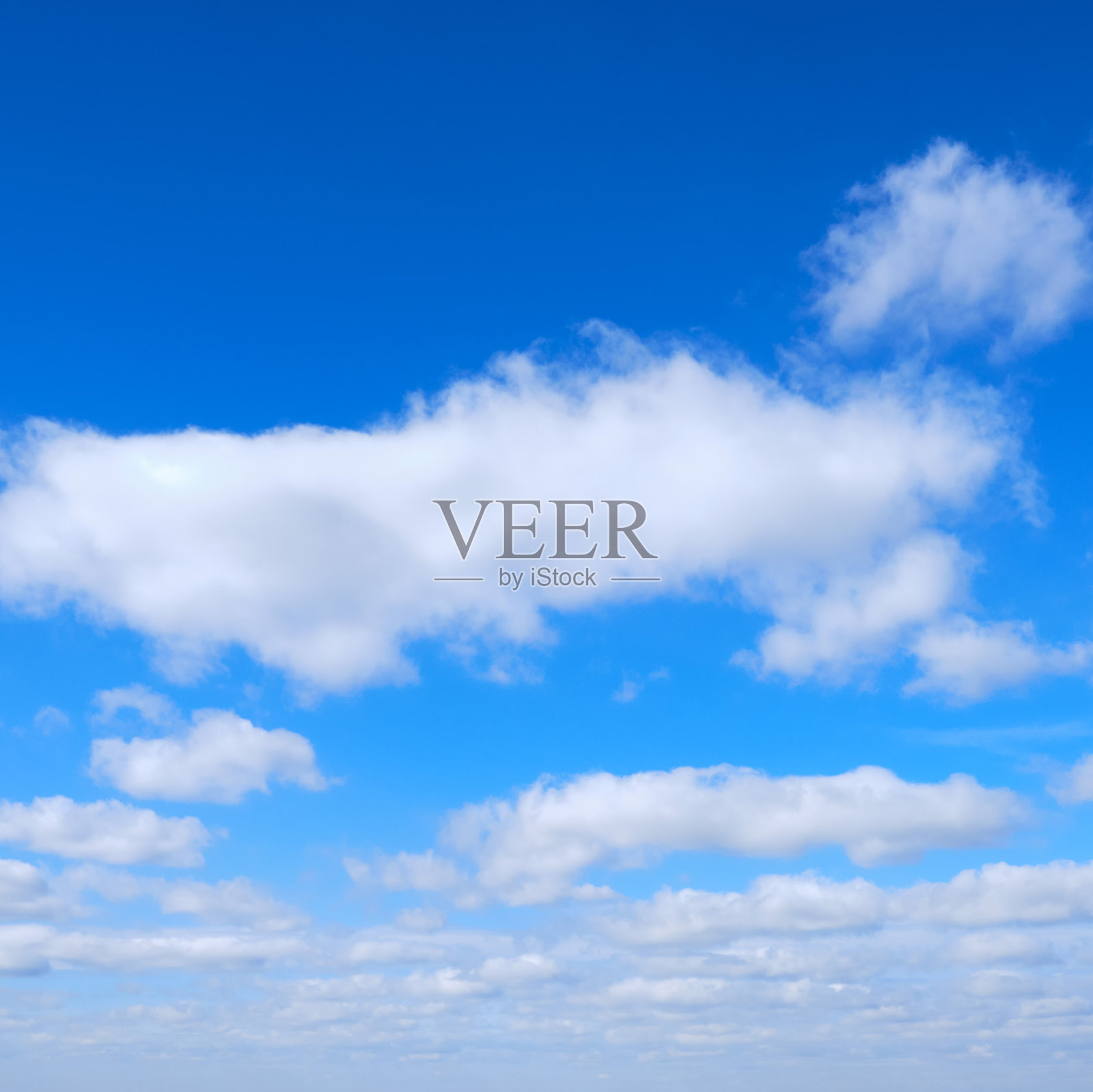 春天的蓝天上飘着白云照片摄影图片