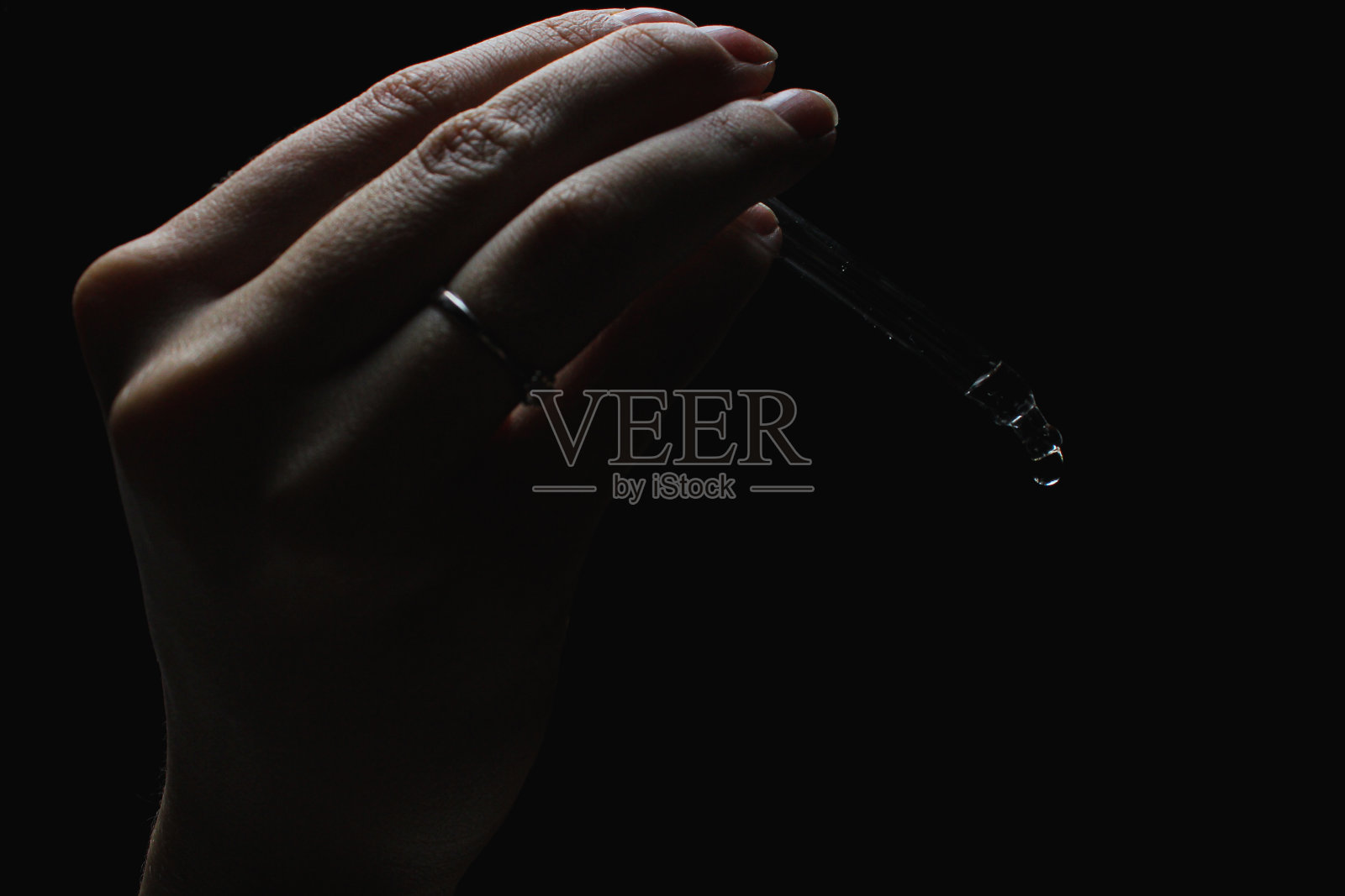 手里拿着吸管照片摄影图片