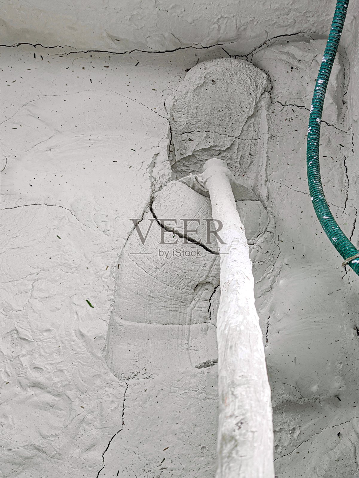 用铁锹从井中取出大量石灰石浆的俯视图。照片摄影图片