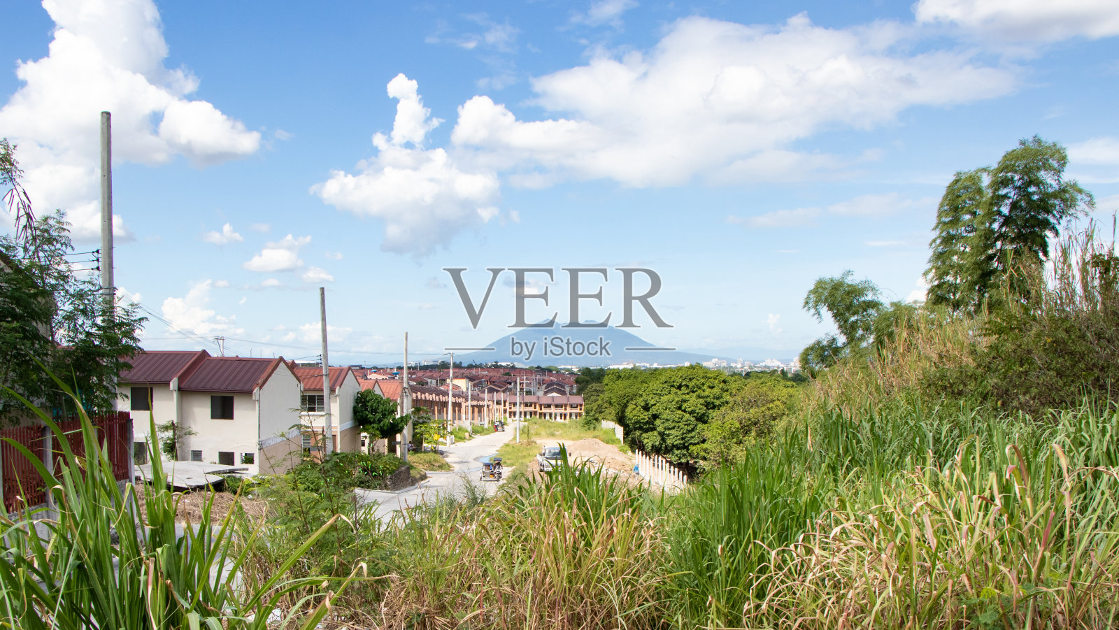 俯瞰菲律宾阿拉亚特山的洛杉矶城市社区照片摄影图片