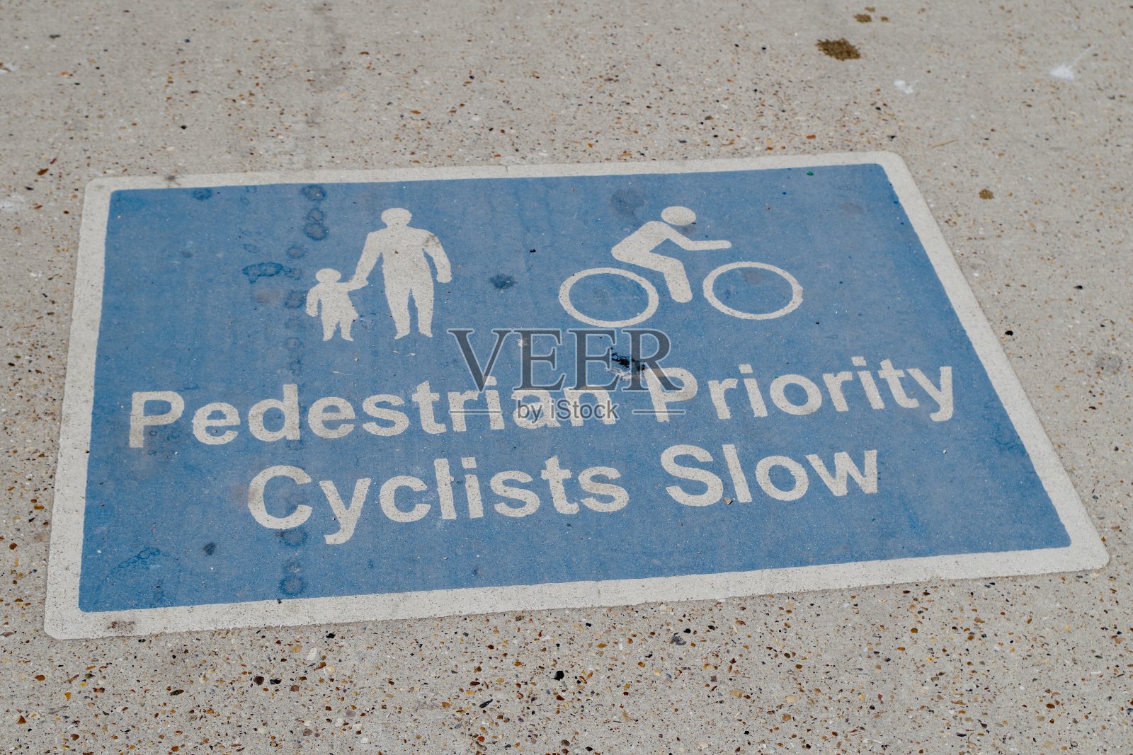 行人优先慢行标志照片摄影图片