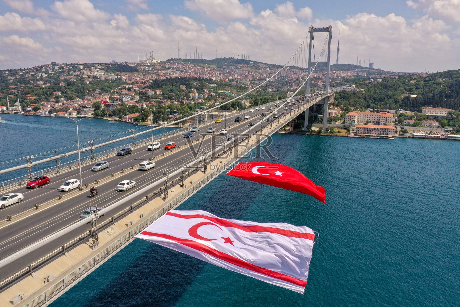 塞浦路斯、土耳其、伊斯坦布尔海峡和平行动大桥悬挂国旗纪念照片摄影图片