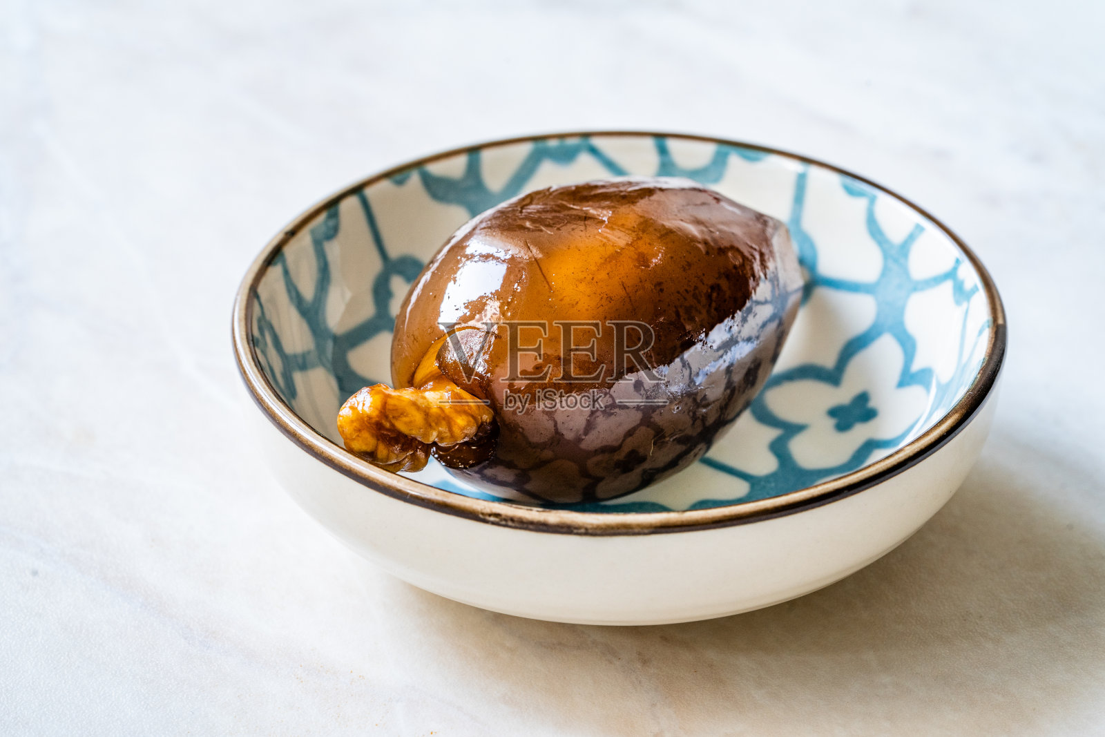 土耳其茄子茄子酱/果酱甜点。为素食者或素食者准备的健康有机传统本地食品配核桃。照片摄影图片