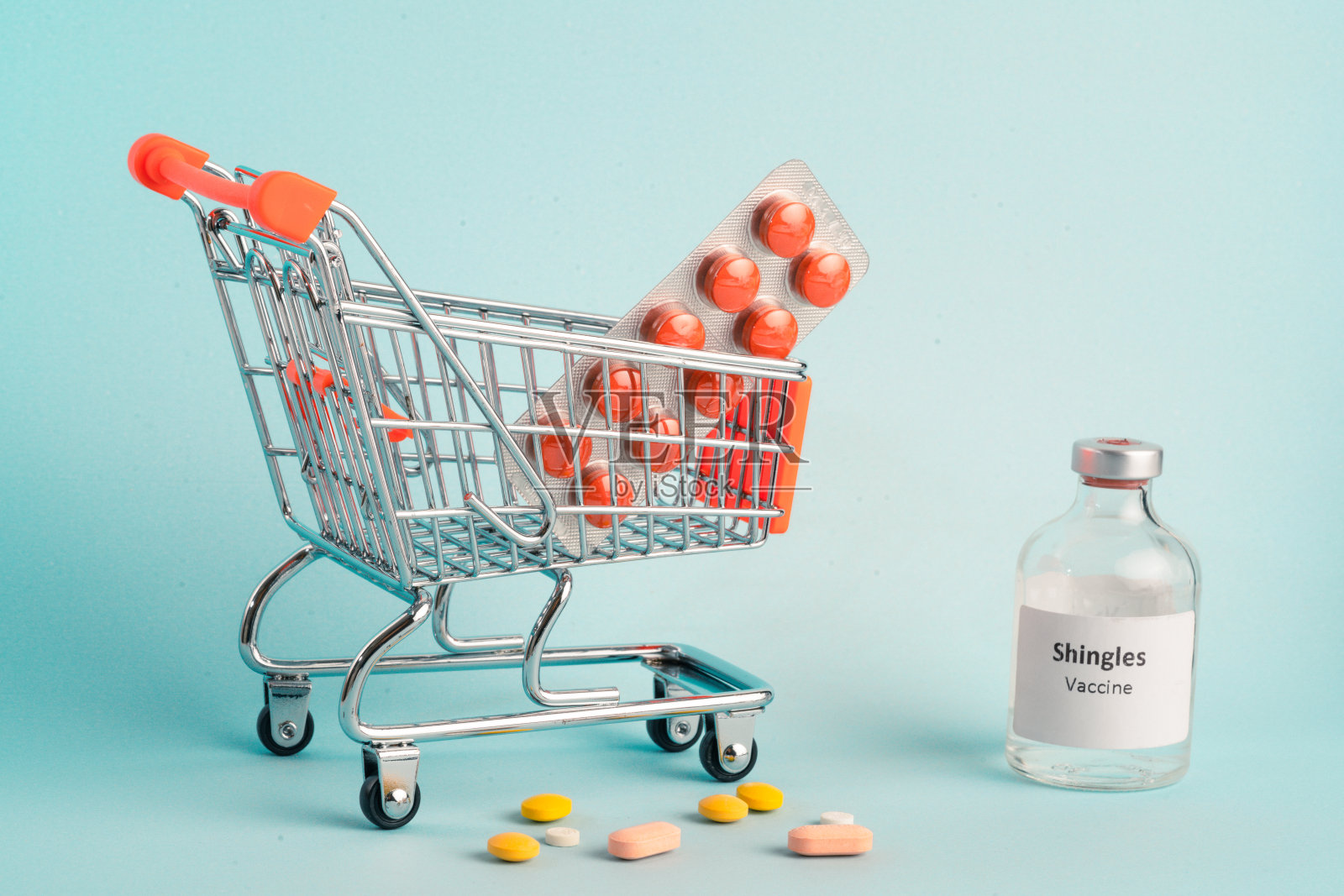 在蓝色背景的股票照片上有药丸的手推车照片摄影图片