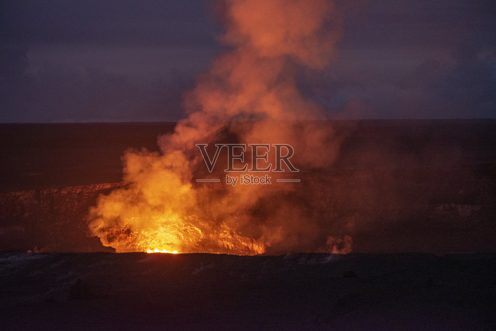 基拉韦厄火山的熔岩池照片摄影图片