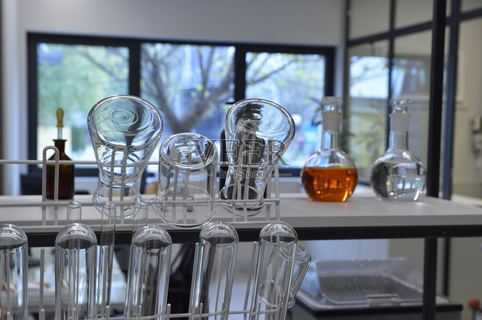 化学实验室用的玻璃瓶照片摄影图片