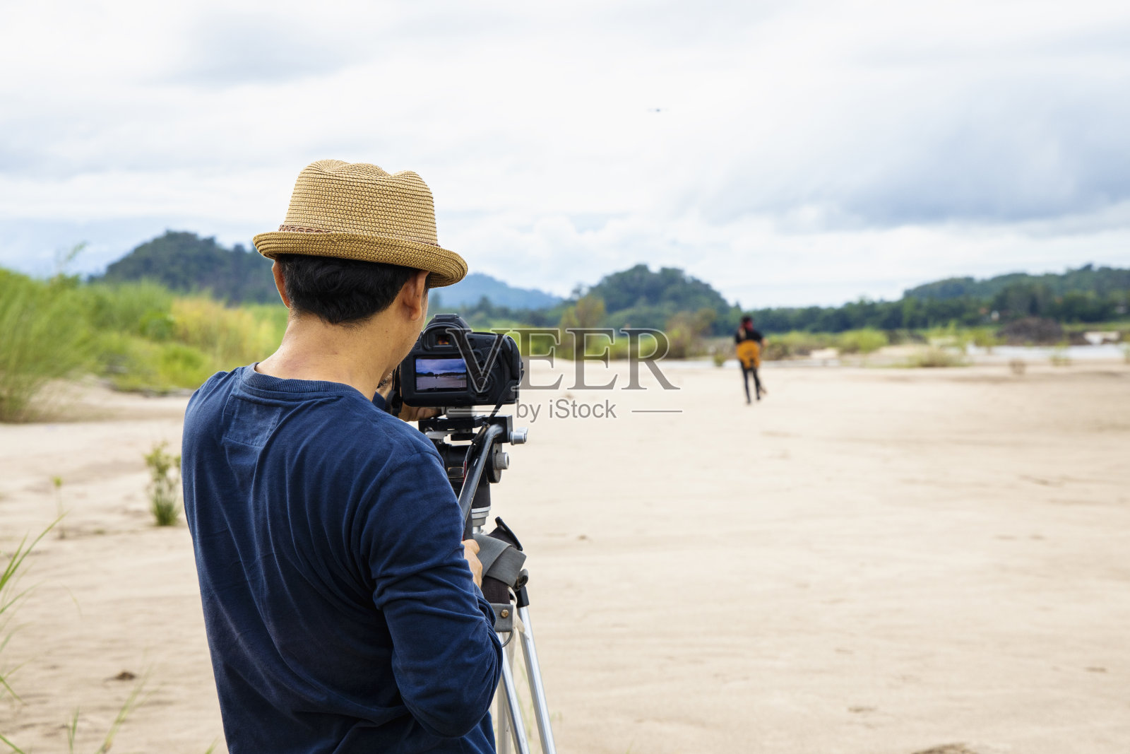 摄影师要密切注意拍照。照片摄影图片