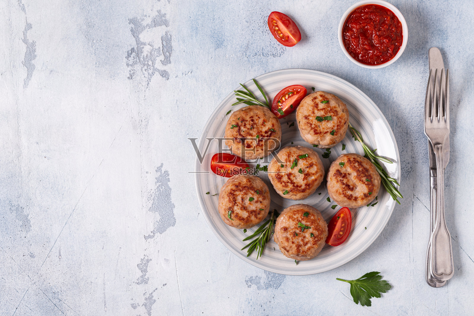 新鲜的鸡排配西红柿和迷迭香照片摄影图片