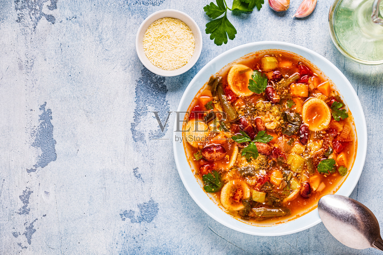 意大利蔬菜汤，一种用豆子和意大利面做成的蔬菜汤照片摄影图片