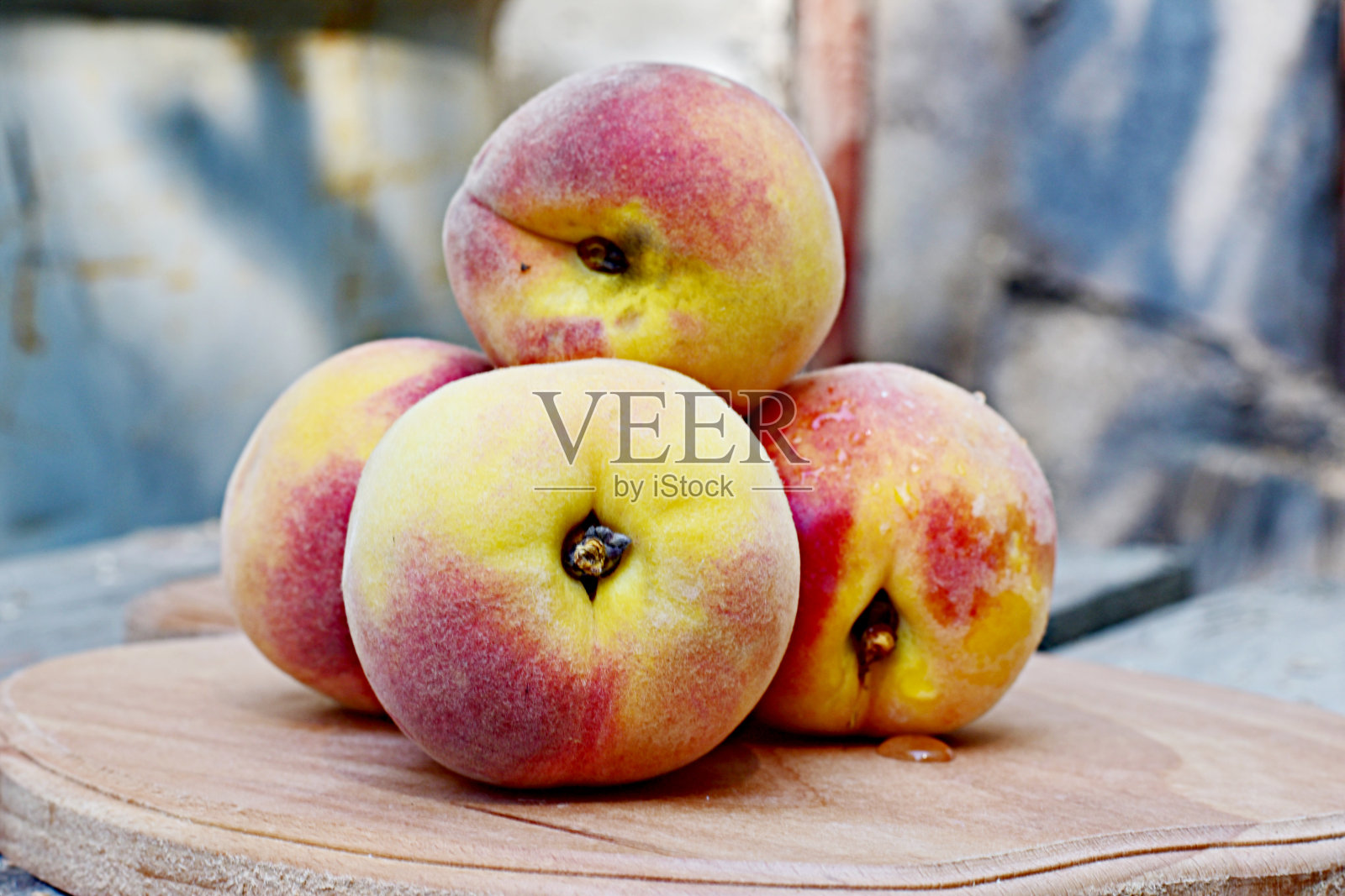 旧桌子上放着一堆熟透的桃子。照片摄影图片