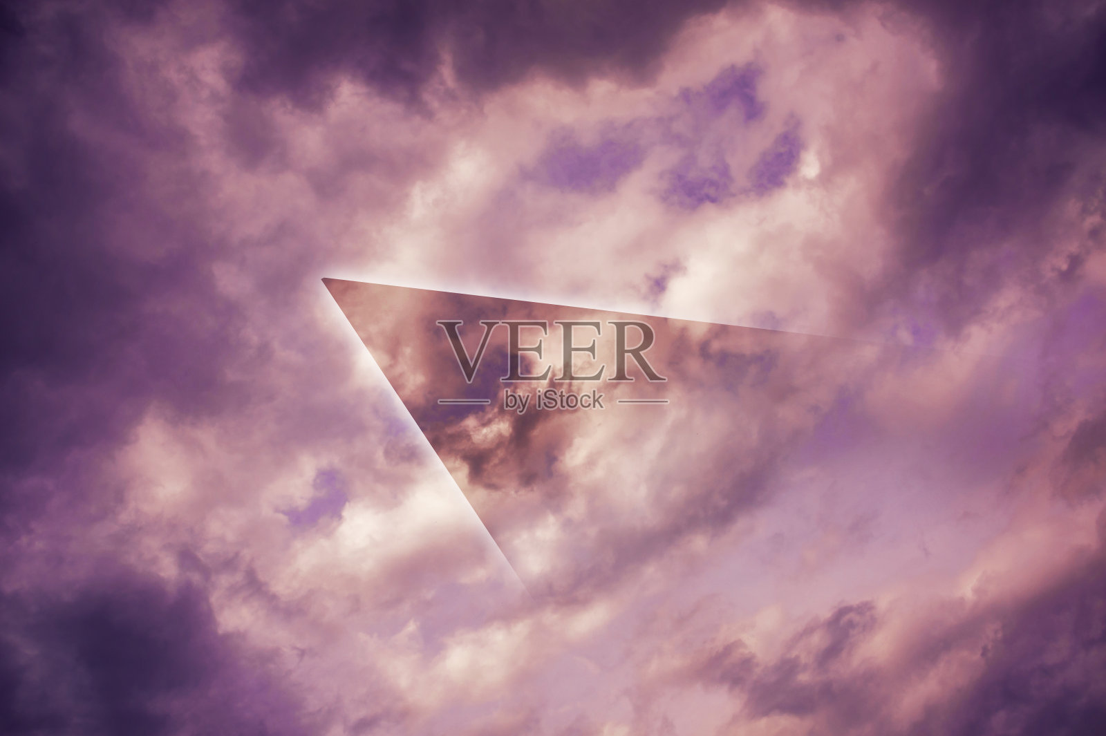 唯美的现代艺术拼贴与云朵天空的80-90年代风格。真实自然的天空构成在明亮的霓虹灯颜色。汽波，赛博朋克，合成波，网络朋克和超现实风格。电子杂志的文化。照片摄影图片