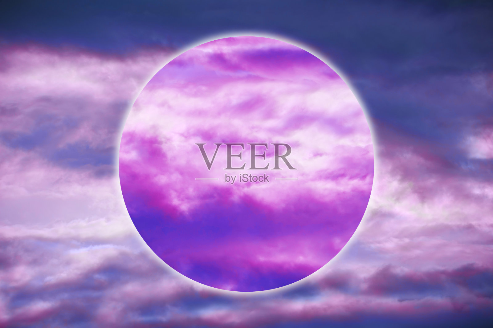 唯美的现代艺术拼贴与云朵蓝天80-90年代风格。真实自然的天空构成在明亮的霓虹灯颜色。汽波，赛博朋克，合成波，网络朋克和超现实风格。电子杂志的文化。照片摄影图片