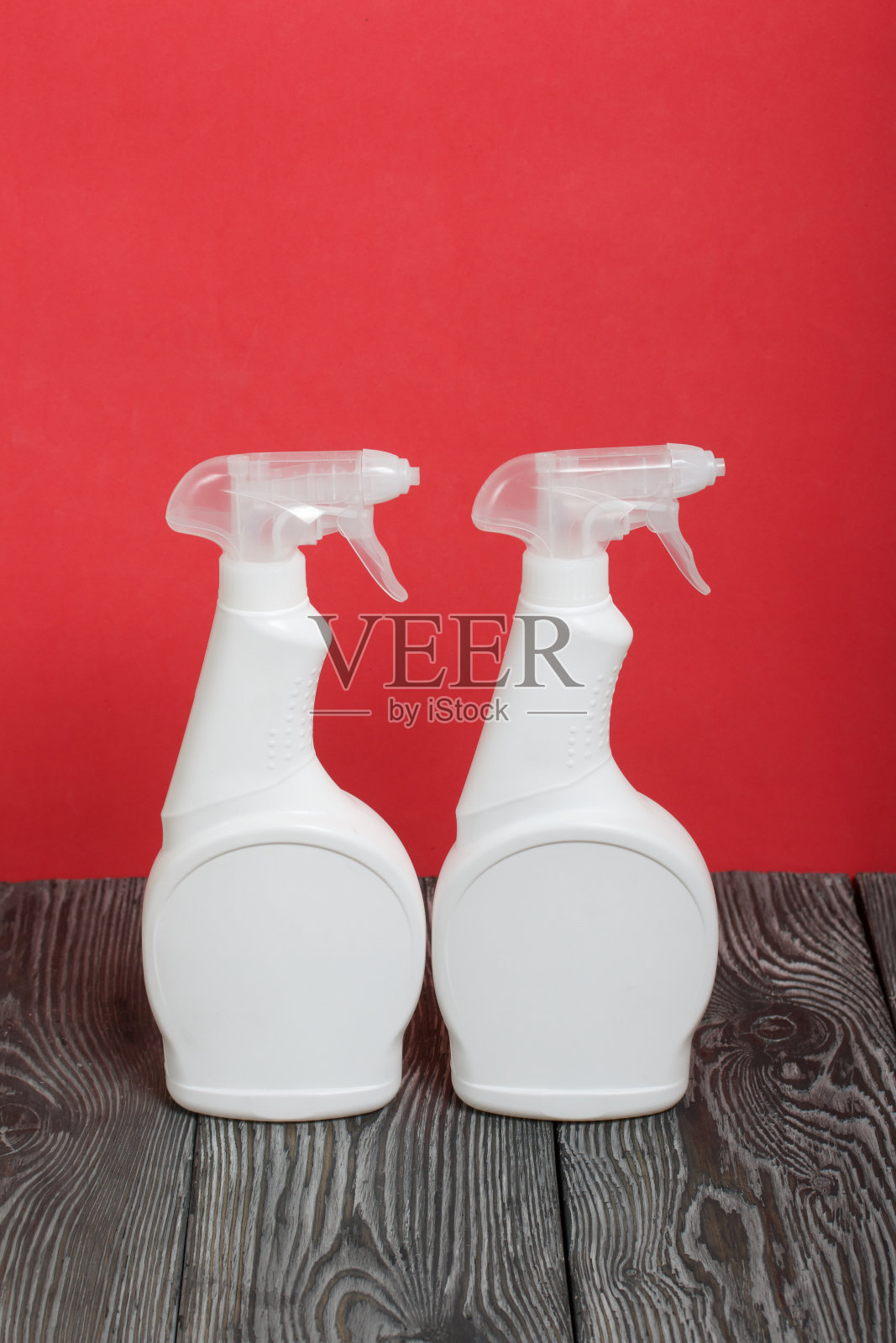 白色塑料瓶和喷雾。清洁喷雾。以珊瑚为背景。照片摄影图片