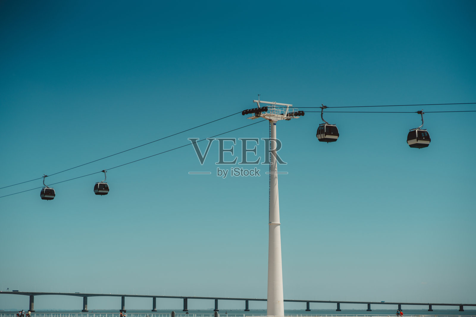 阳光明媚的当代索道照片摄影图片