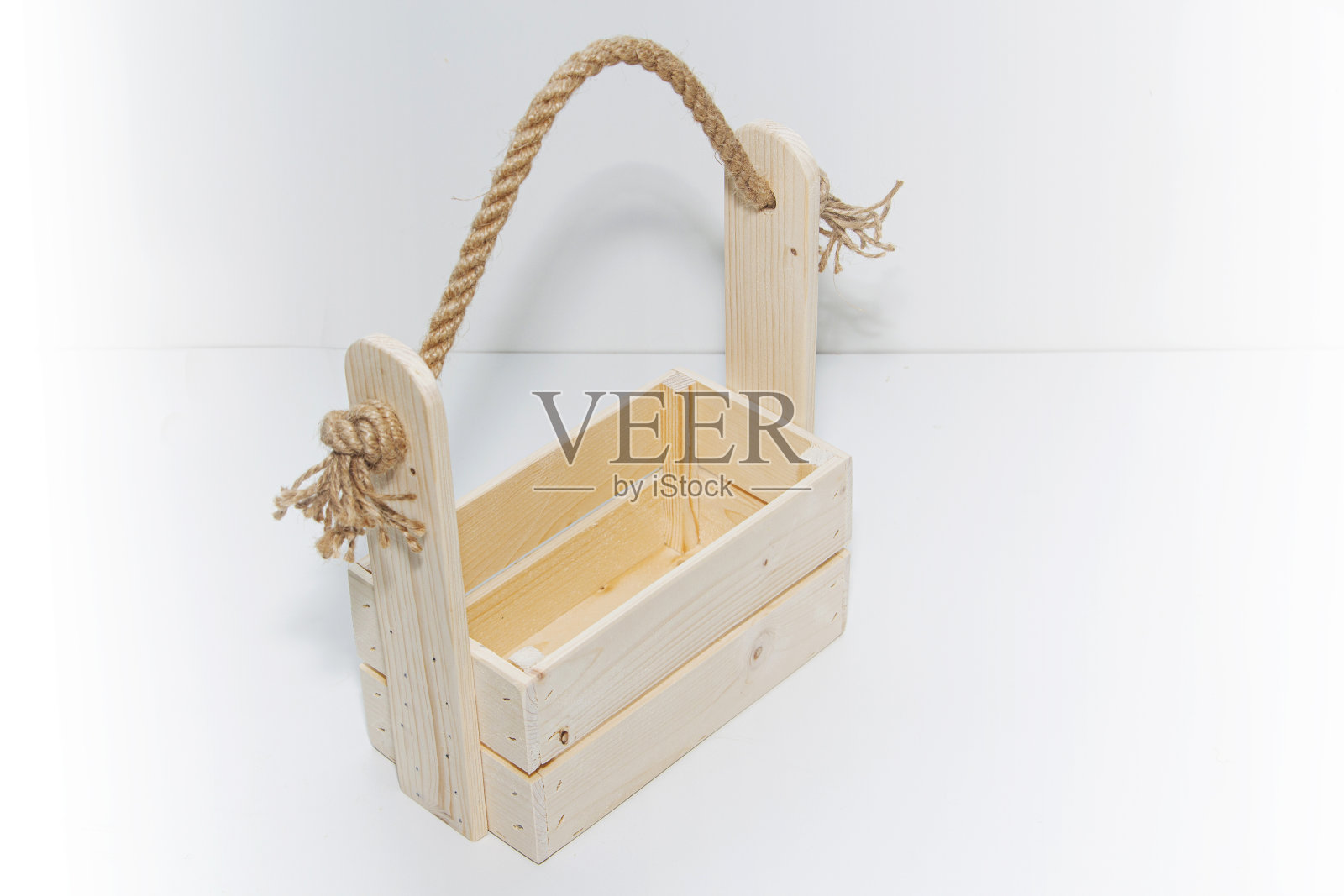 空的木箱子。由松木和胶合板制成，背景为浅白色。照片摄影图片