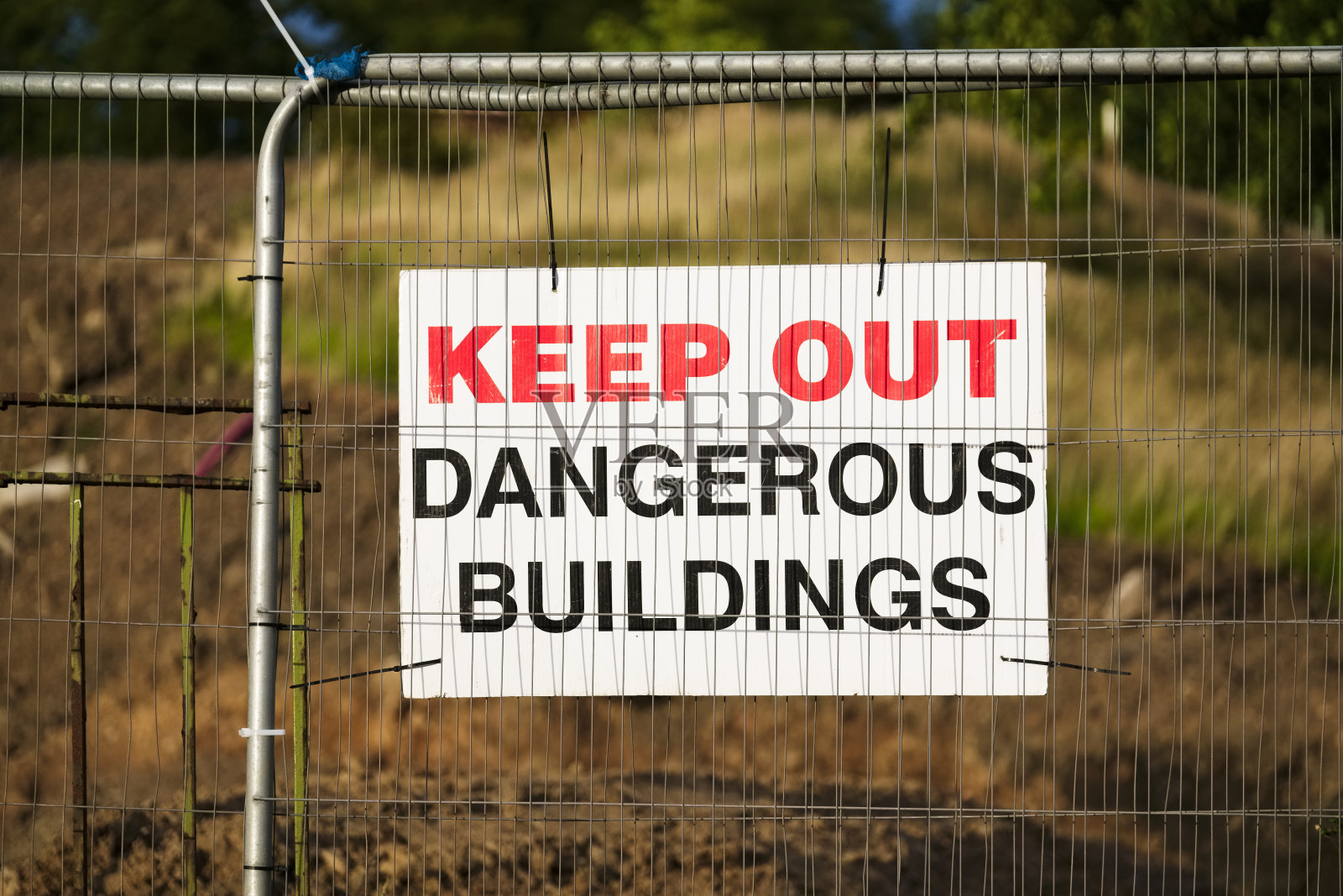 在covid-19冠状病毒大流行期间，医生处于悲伤绝望状态，感到无助和抑郁照片摄影图片