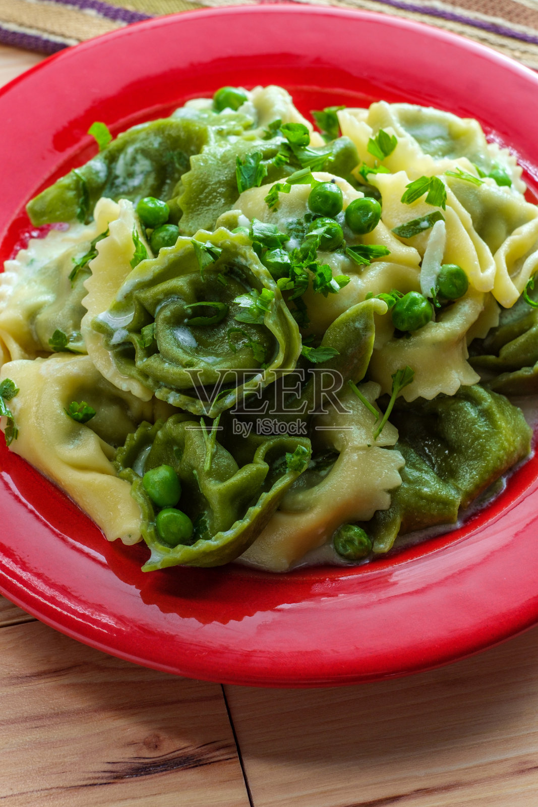 黄油帕尔马托泰利尼阿尔弗雷多照片摄影图片