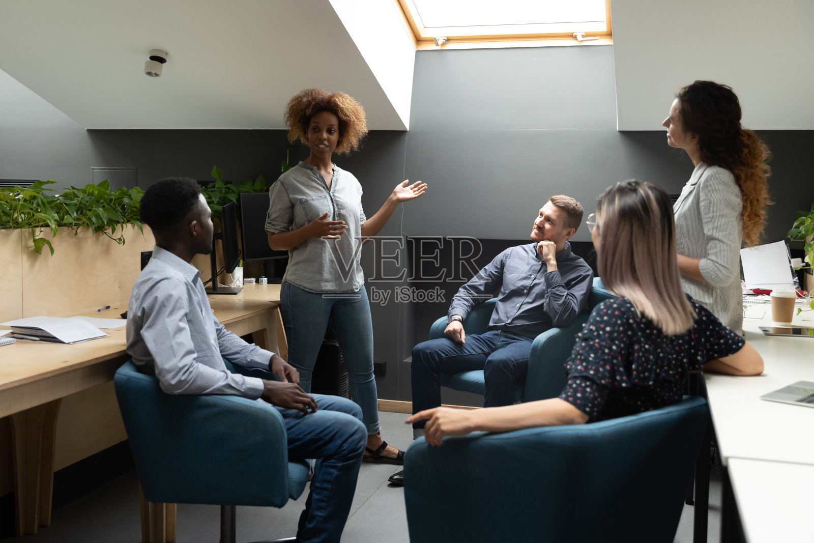 自信的非洲裔美国女商人与同事举行简报照片摄影图片