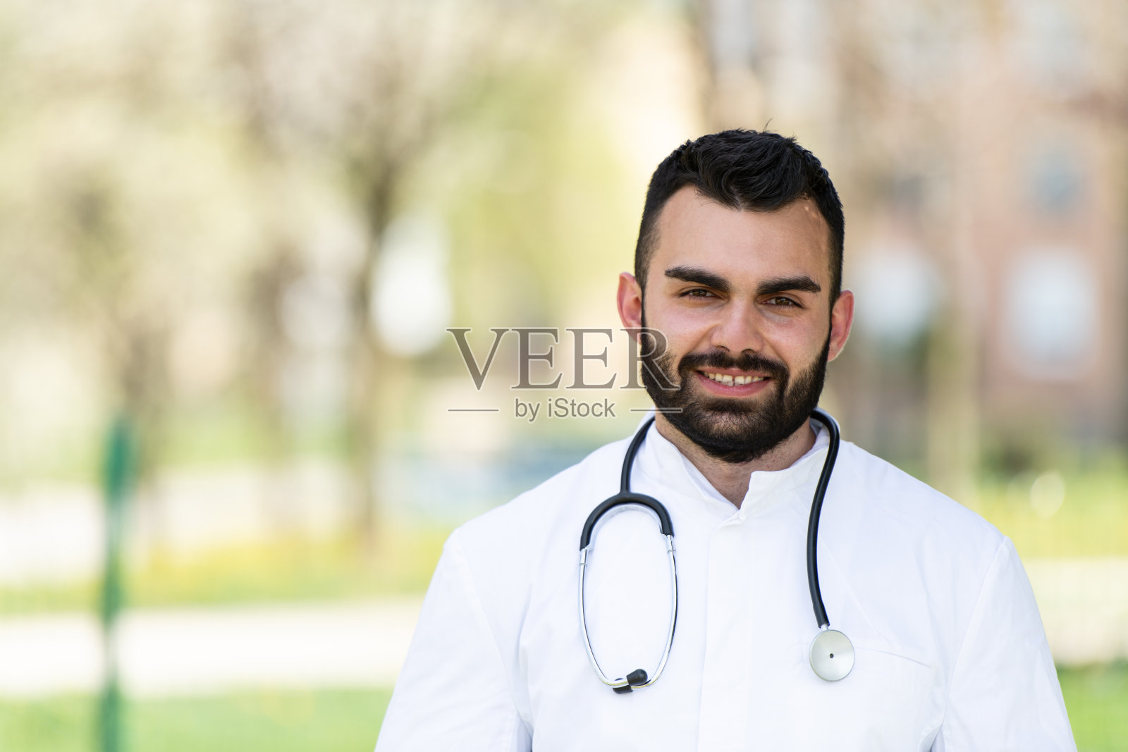 外面是一位白人男性医生的肖像照片摄影图片