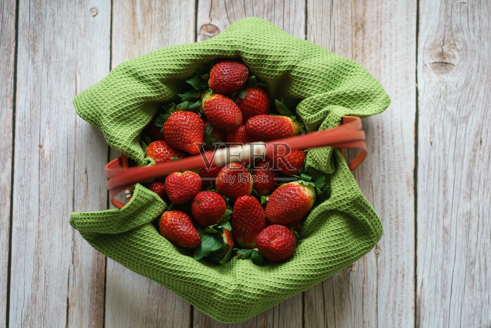 桶的草莓照片摄影图片