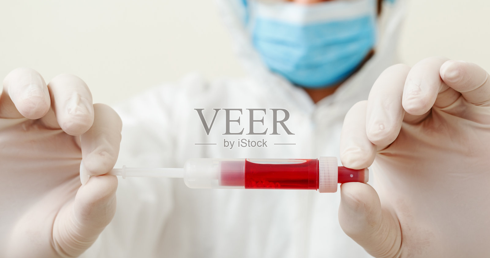 冠状病毒、covid-19血液检测在医生手中。医生穿着防护服，生物危害，医用口罩，防护手套，白色背景。医学实验室保健理念照片摄影图片