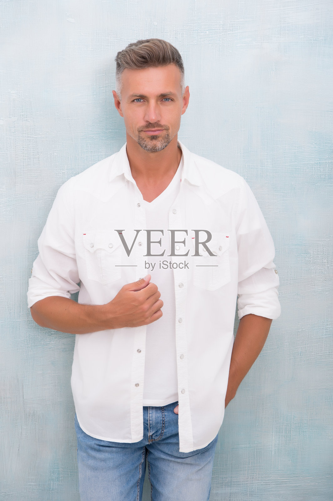 男性的自然美景。性感的成年男人。没有刮胡子的英俊男子。自信的家伙在户外放松。他散发出魅力。男性美容时尚。成熟的男人穿休闲装。理发师的头发护理照片摄影图片