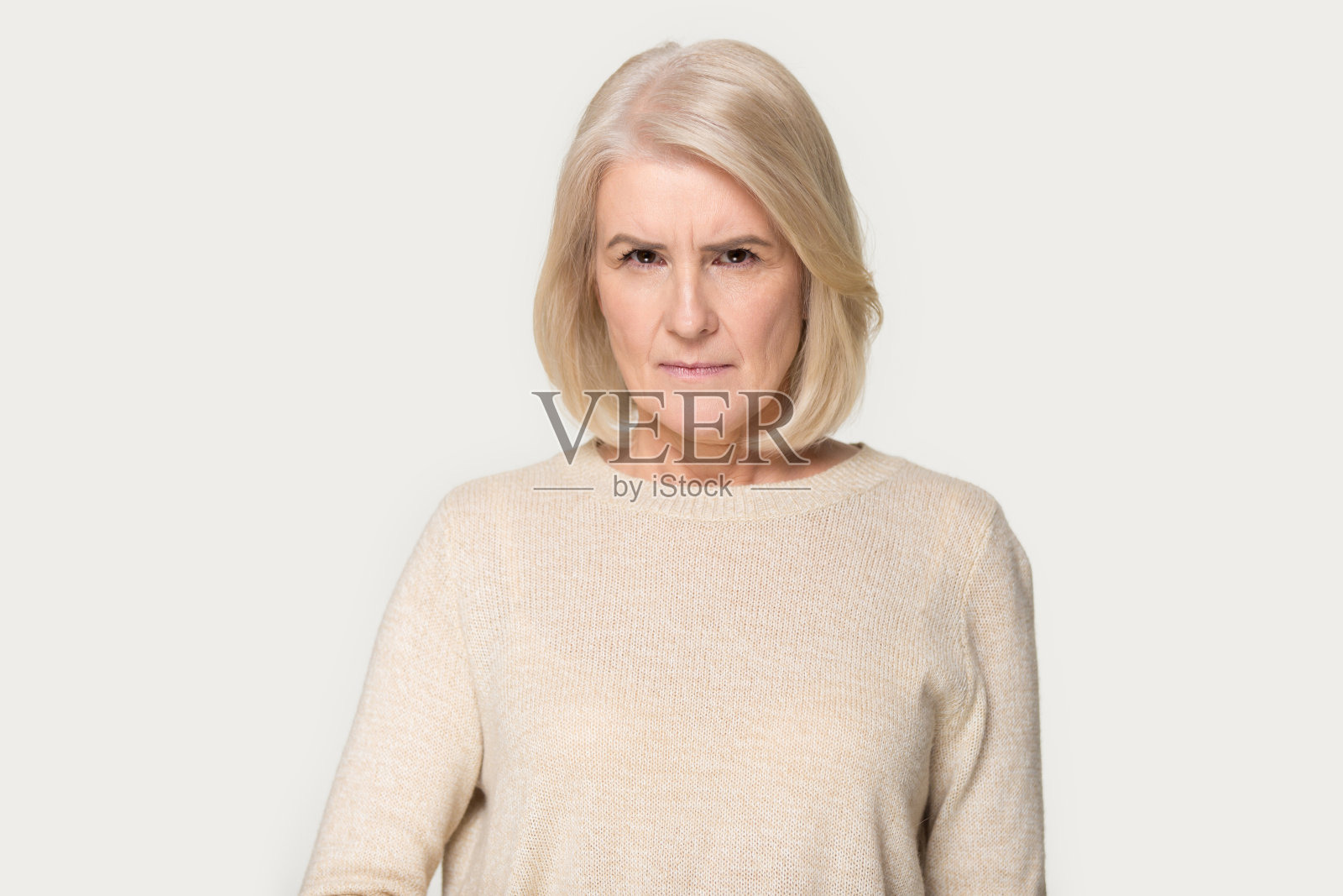 疯老女人感到不满，怒视着镜头照片摄影图片