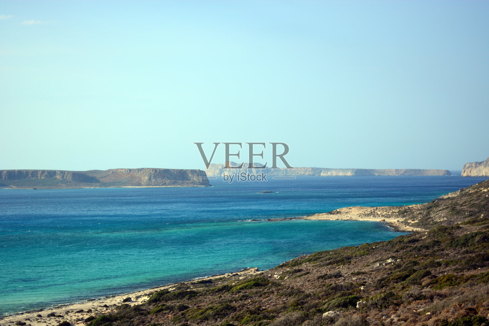 岩石海岸和蓝绿色的大海照片摄影图片