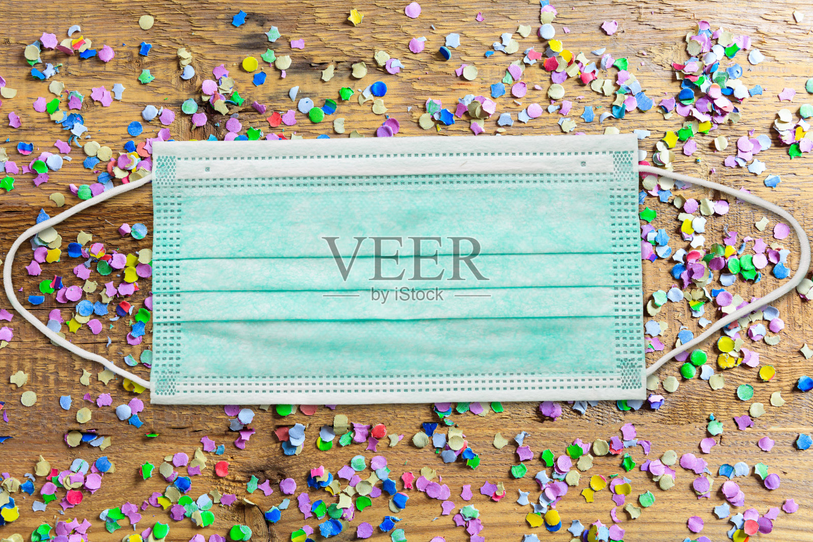 木制背景下的防护面具和狂欢派对照片摄影图片