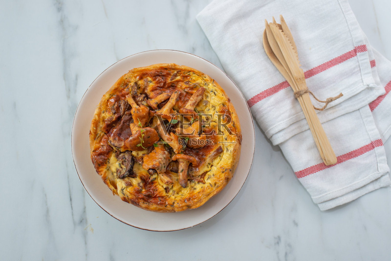 鸡油菌乳蛋饼照片摄影图片