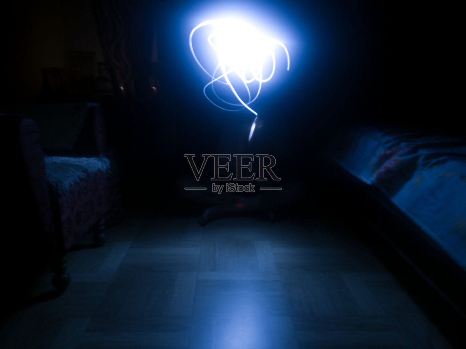 在黑暗的背景下拍摄的浅色条纹照片摄影图片