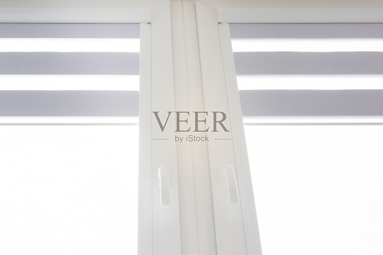 办公室的窗帘。现代的百叶窗。办公室会议室照明范围控制。照片摄影图片