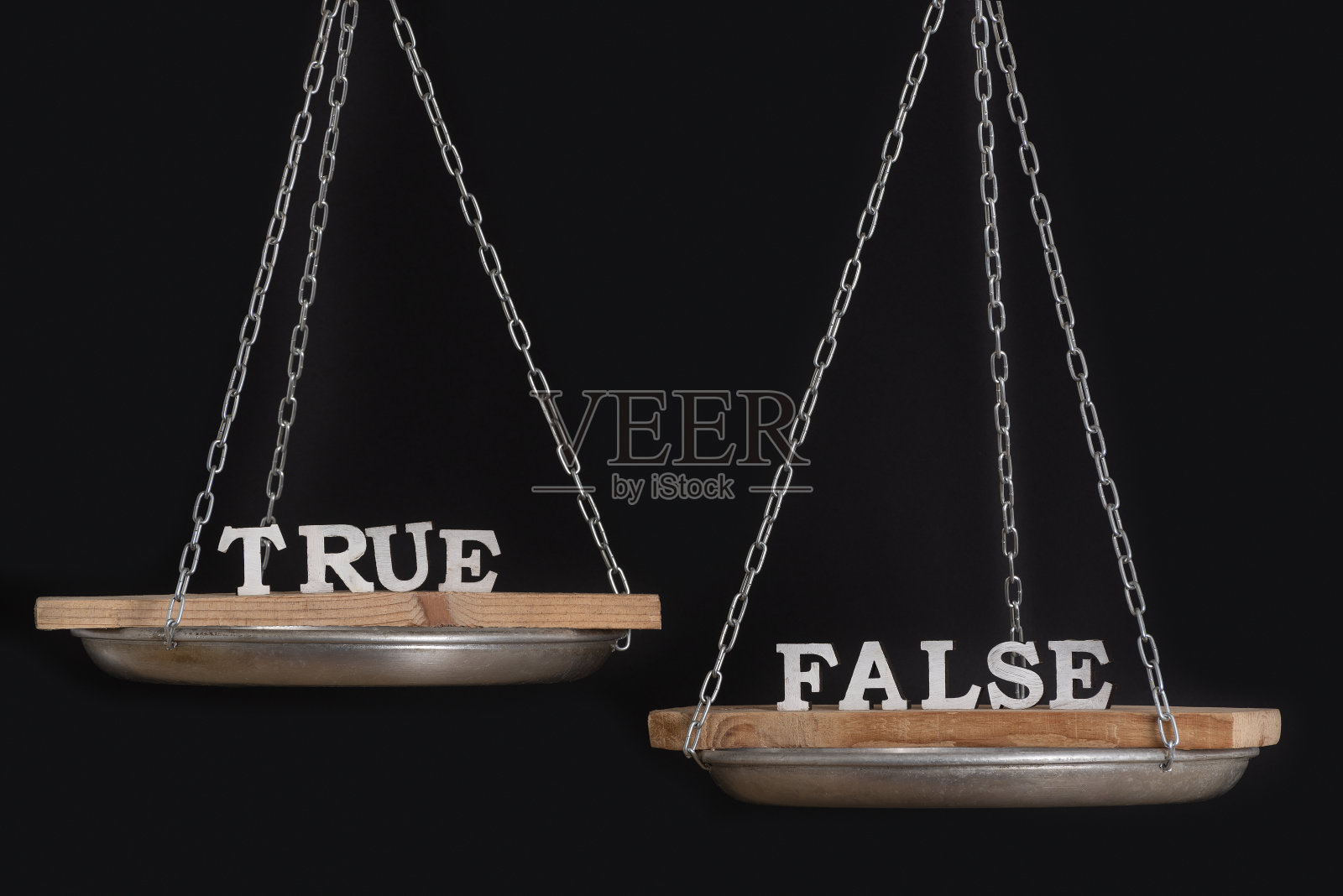 真理和谬误的天平。黑色背景上的平衡照片摄影图片